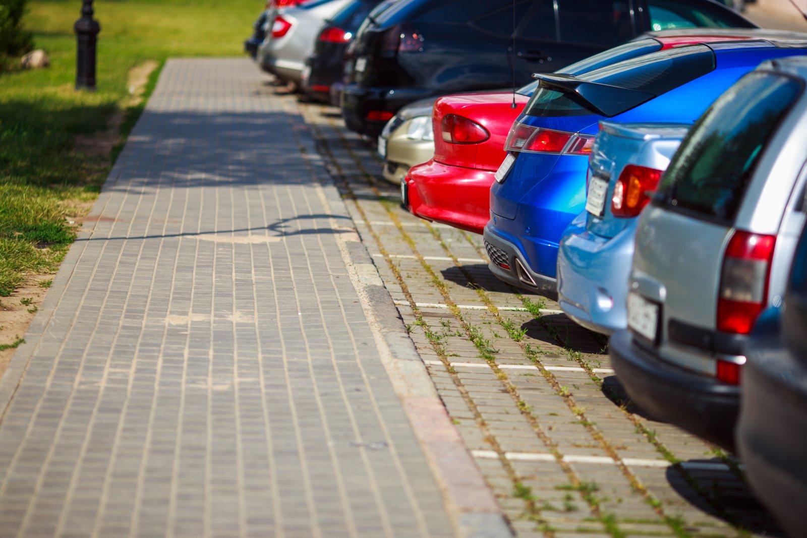 Zostawiasz samochód na parkingu i ruszasz pociągiem? Jak zabezpieczyć auto na czas wyjazdu 1 cars parked in a row on paved lot 2026 09 23 18 12 07 utc