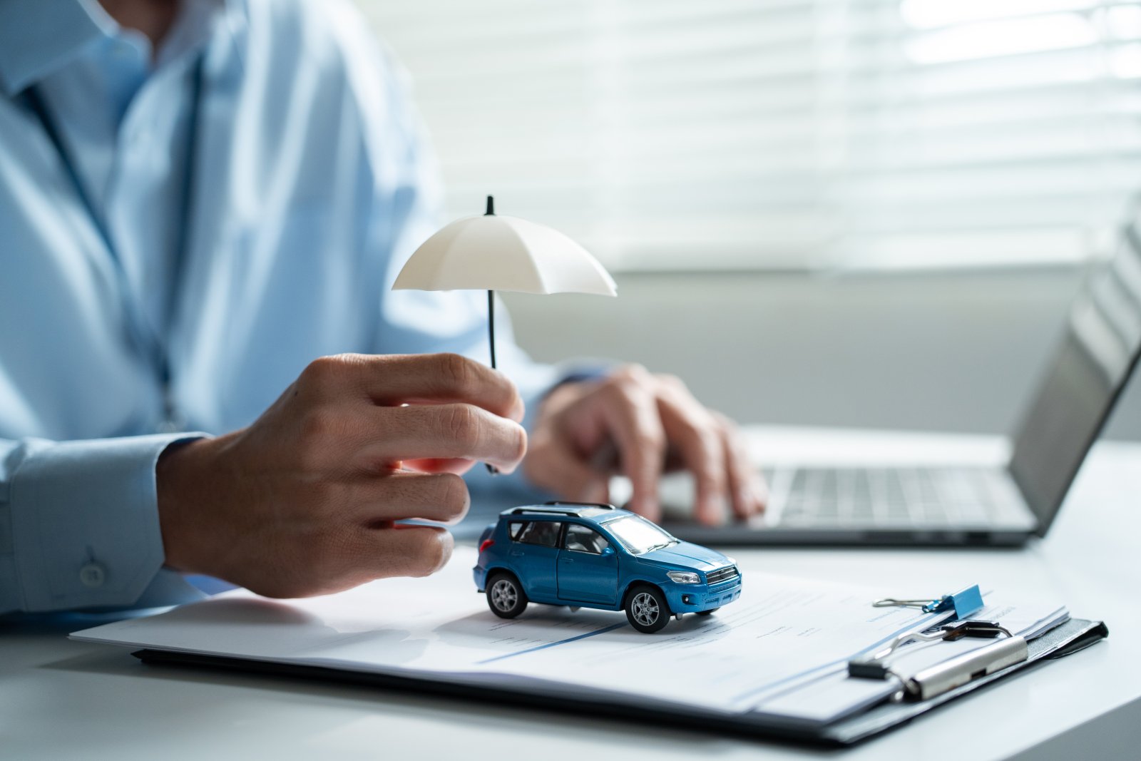 Auto na kredyt lub w leasingu przed daleką podróżą – co sprawdzić w polisie i assistance? 1 insurance concept of person protecting blue car wi 2026 08 04 06 18 31 utc